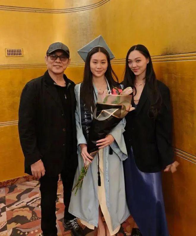 李连杰小女儿大学毕业，武打巨星在美遭围堵！