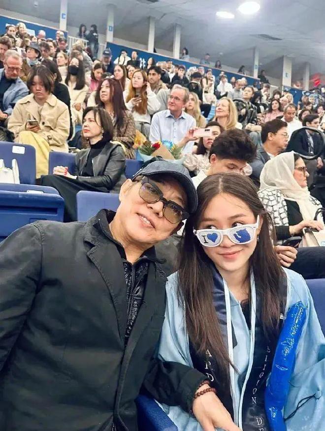 李连杰小女儿大学毕业，武打巨星在美遭围堵！