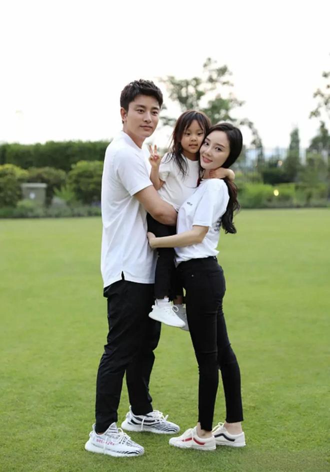 霍思燕夫妇与贾乃亮一家出游，泰迪姐妹情绵长，嗯哼甜馨青梅竹马