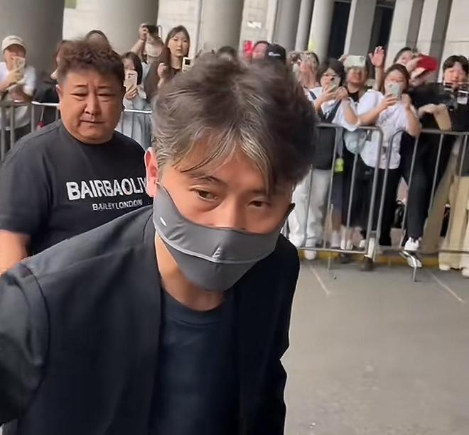 朱媛媛离世第八天，李乃文演出谢幕时隔空安慰辛柏青：你有我们！