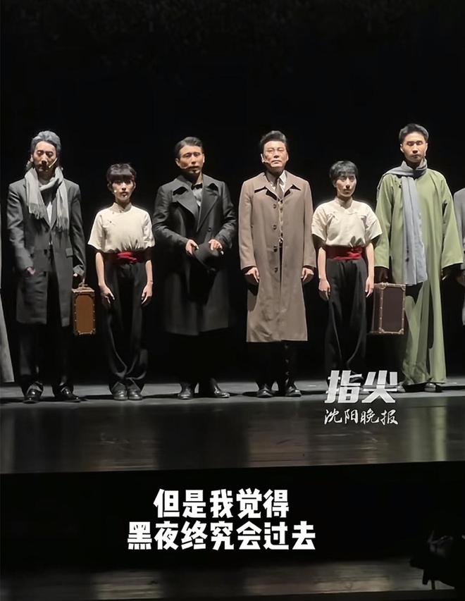 朱媛媛离世第八天，李乃文演出谢幕时隔空安慰辛柏青：你有我们！