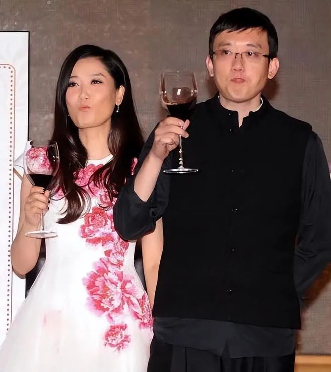 凤凰传奇又闹不和？玲花老公被指打压曾毅，制造话筒灯光等故障