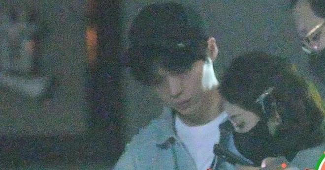 张小婉左凌峰被拍，揽腰吃夜宵似老夫老妻？身边人早见怪不怪