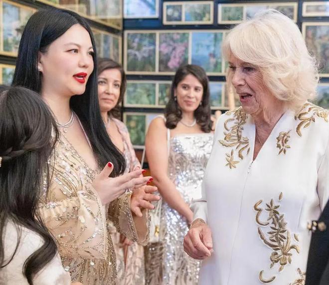 李湘还在晒英国王室合照，姿态太低惹群嘲，卡米拉用指尖和她握手