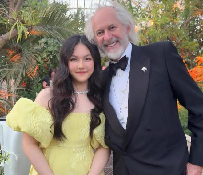 李湘还在晒英国王室合照，姿态太低惹群嘲，卡米拉用指尖和她握手