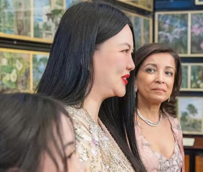 李湘还在晒英国王室合照，姿态太低惹群嘲，卡米拉用指尖和她握手