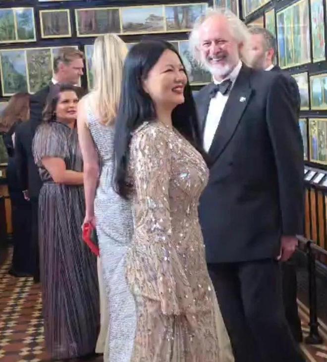 李湘还在晒英国王室合照，姿态太低惹群嘲，卡米拉用指尖和她握手