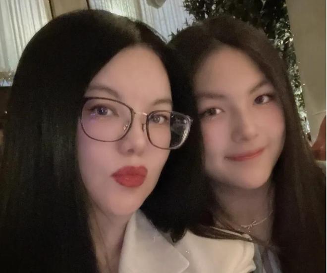 李湘还在晒英国王室合照，姿态太低惹群嘲，卡米拉用指尖和她握手