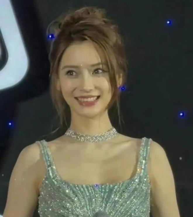 36岁杨颖现身活动，身材消瘦神色拘谨，复出新剧被曝给李沁作配