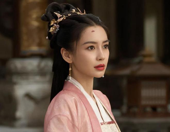36岁杨颖现身活动，身材消瘦神色拘谨，复出新剧被曝给李沁作配