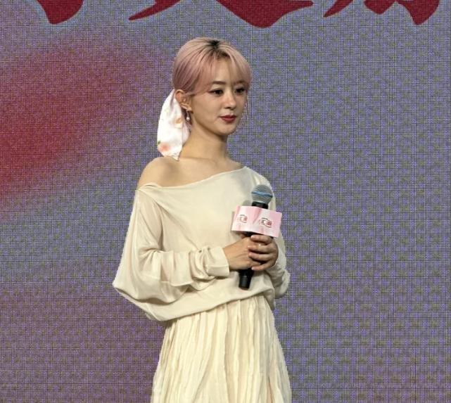 85花同日出席活动状态：赵丽颖沧桑疲惫，杨幂精神足，杨颖变圆润