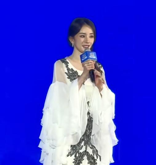 85花同日出席活动状态：赵丽颖沧桑疲惫，杨幂精神足，杨颖变圆润