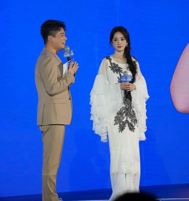 85花同日出席活动状态：赵丽颖沧桑疲惫，杨幂精神足，杨颖变圆润