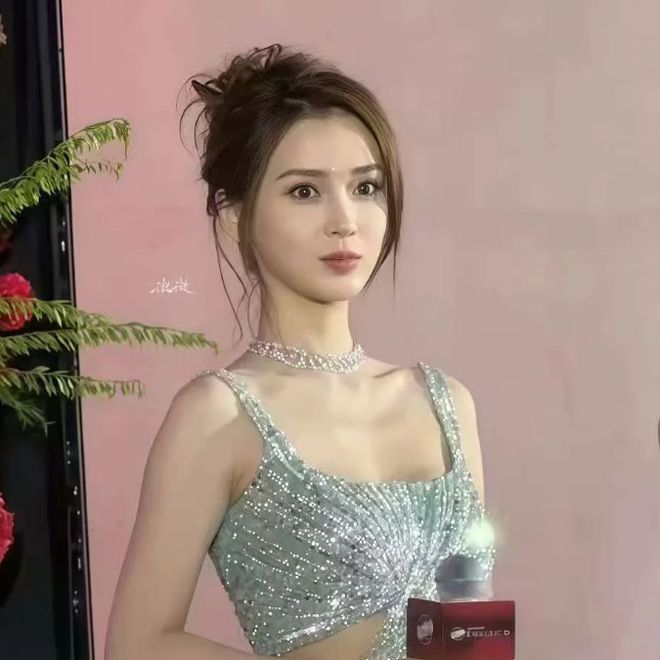 85花同日出席活动状态：赵丽颖沧桑疲惫，杨幂精神足，杨颖变圆润