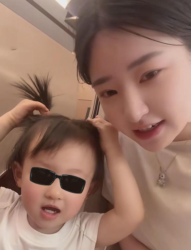 王思聪给前女友刷礼物，被吐槽怎么不给女儿打钱，黄一鸣尴尬了