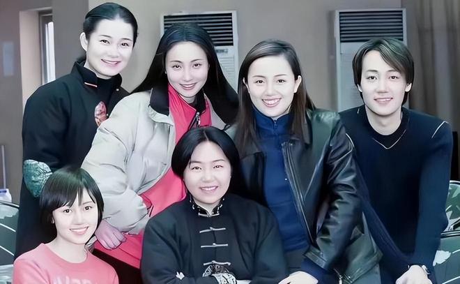李乃文喊话辛柏青有我们，朱媛媛离世第9天，老同学一起缅怀