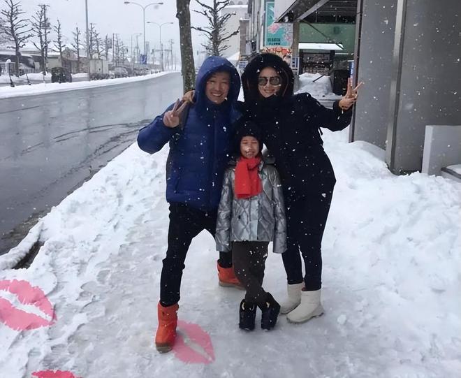 李乃文喊话辛柏青有我们，朱媛媛离世第9天，老同学一起缅怀