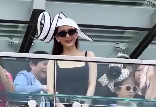 方媛陪郭富城赛马，方爸爸站在女婿身后，方媛手遮小腹很像孕妇
