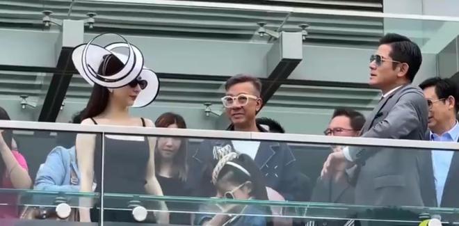 方媛陪郭富城赛马，方爸爸站在女婿身后，方媛手遮小腹很像孕妇