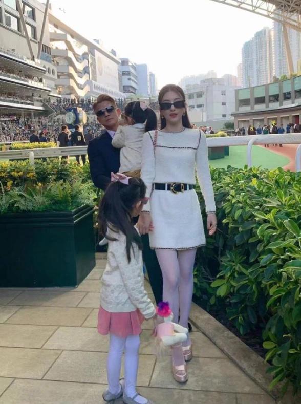 方媛陪郭富城赛马，方爸爸站在女婿身后，方媛手遮小腹很像孕妇