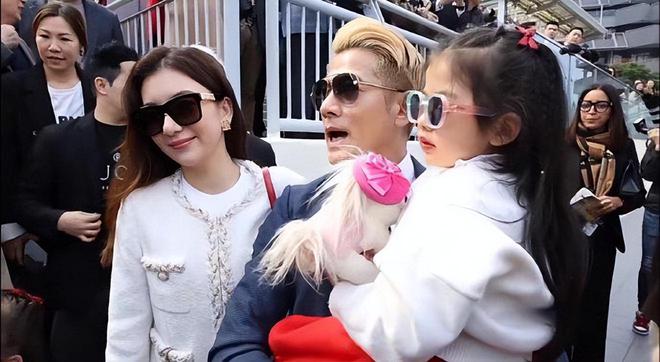 方媛陪郭富城赛马，方爸爸站在女婿身后，方媛手遮小腹很像孕妇