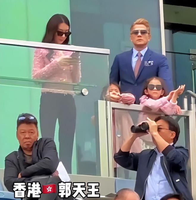 方媛陪郭富城赛马，方爸爸站在女婿身后，方媛手遮小腹很像孕妇