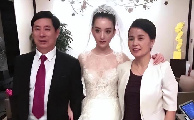 方媛陪郭富城赛马，方爸爸站在女婿身后，方媛手遮小腹很像孕妇