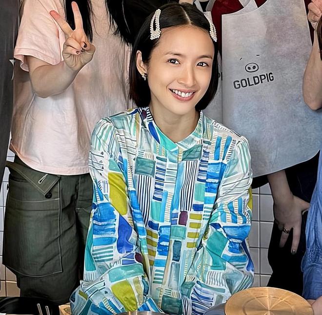 林依晨怀孕7个月露面，素颜瘦了很多，遮挡孕肚被众人保护