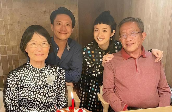 林依晨怀孕7个月露面，素颜瘦了很多，遮挡孕肚被众人保护
