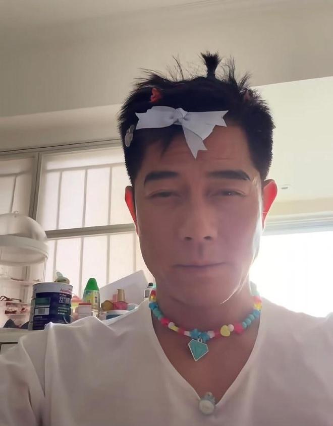 二女儿给郭富城扎巨型蝴蝶结，方媛怀三胎的消息再次坐实
