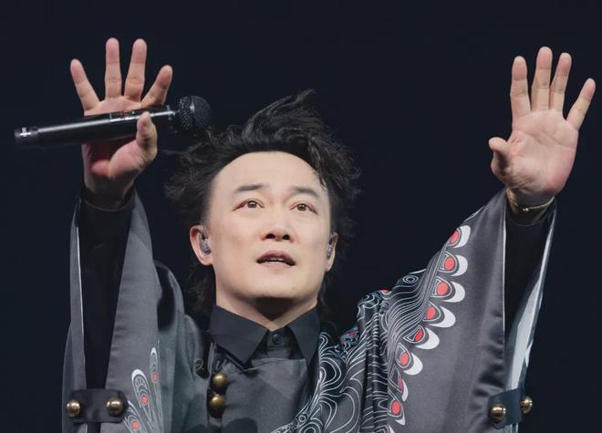 太拼！台媒曝陈奕迅演唱会票房超5500万，怪不得身体没恢复就上台
