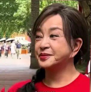 74岁刘晓庆被曝“丑闻”上热搜！照片流出震惊网友：这是画皮，还是妖怪？