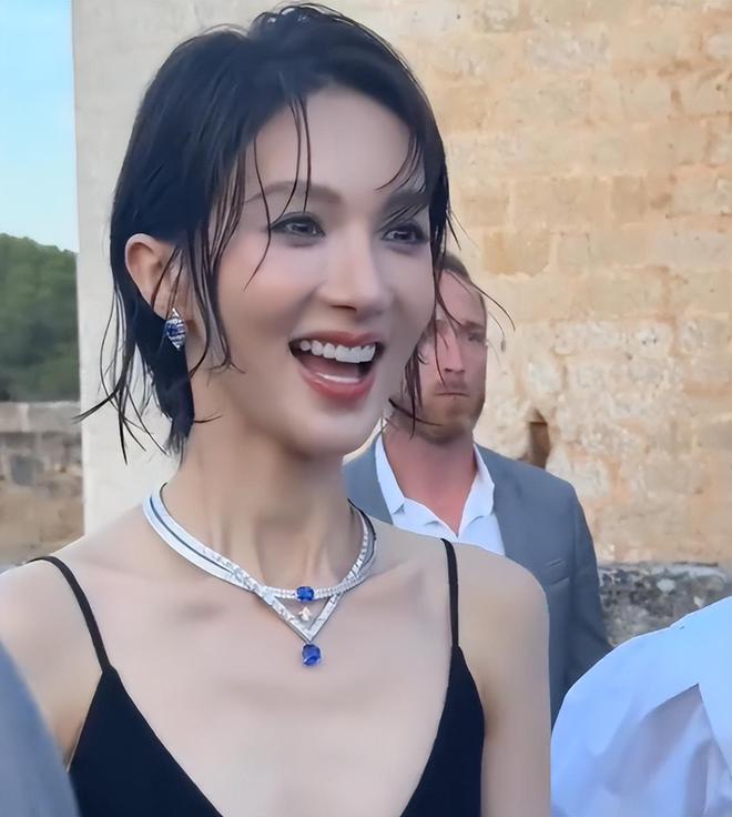 金晨最新生图撞脸金星，湿发造型太油腻，医美感比韩国女星还重