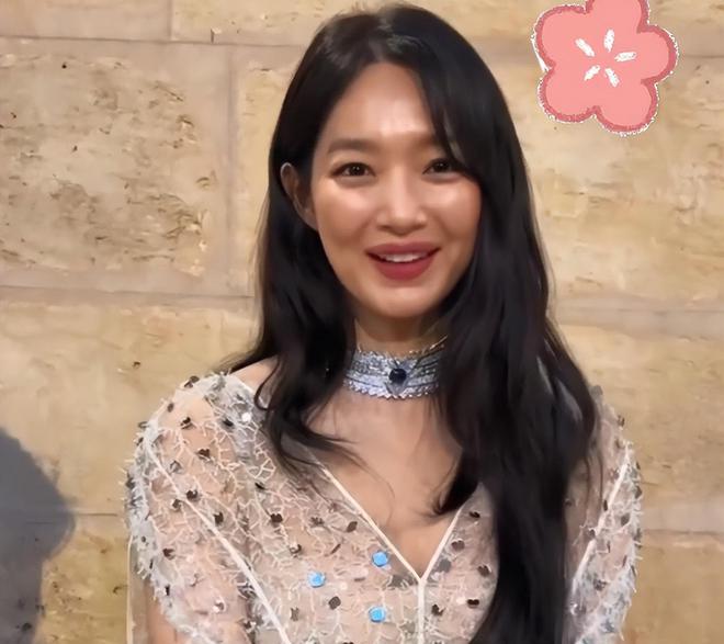 金晨最新生图撞脸金星，湿发造型太油腻，医美感比韩国女星还重