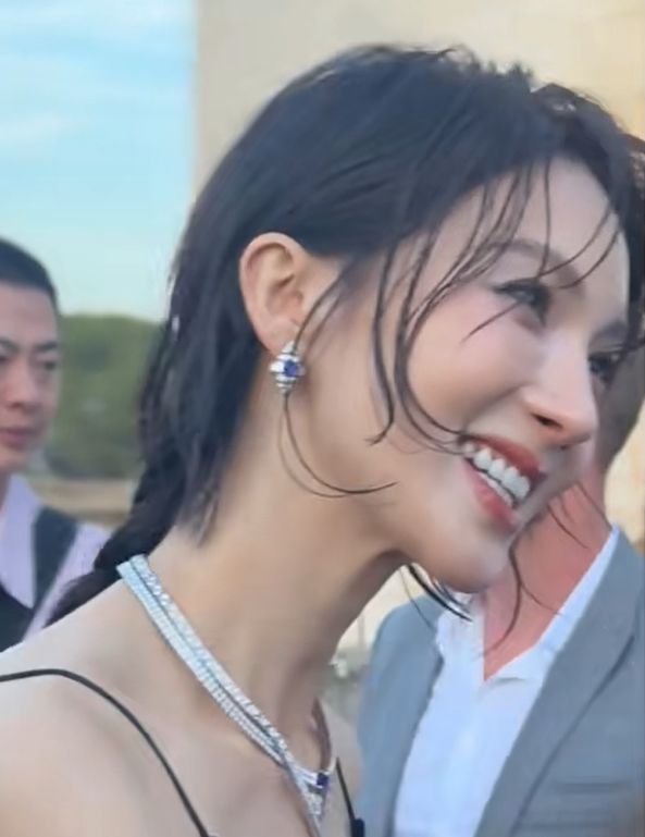 金晨最新生图撞脸金星，湿发造型太油腻，医美感比韩国女星还重