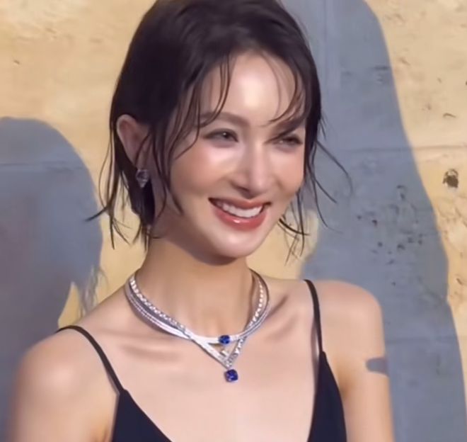 金晨最新生图撞脸金星，湿发造型太油腻，医美感比韩国女星还重