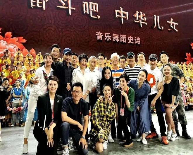 靳东趴在朱媛媛肩上合影，辛柏青反应太好玩，难怪夫妻俩恩爱32年