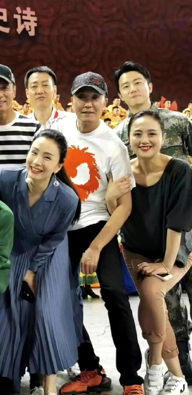 靳东趴在朱媛媛肩上合影，辛柏青反应太好玩，难怪夫妻俩恩爱32年