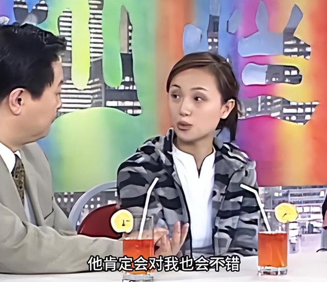 靳东趴在朱媛媛肩上合影，辛柏青反应太好玩，难怪夫妻俩恩爱32年