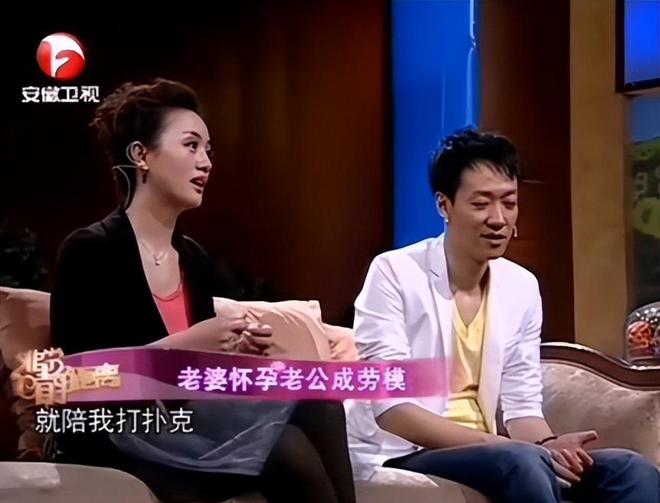 靳东趴在朱媛媛肩上合影，辛柏青反应太好玩，难怪夫妻俩恩爱32年