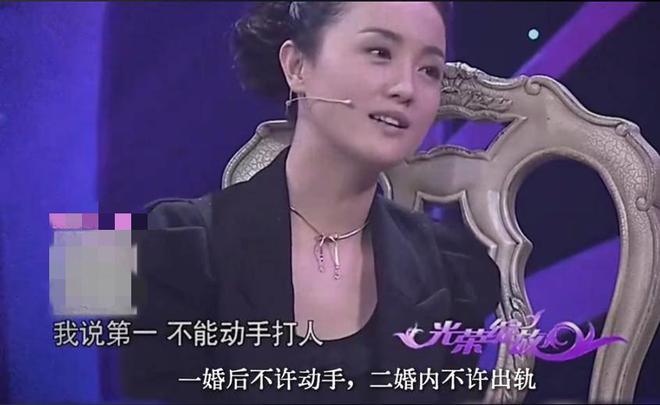 靳东趴在朱媛媛肩上合影，辛柏青反应太好玩，难怪夫妻俩恩爱32年