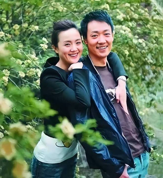 靳东趴在朱媛媛肩上合影，辛柏青反应太好玩，难怪夫妻俩恩爱32年