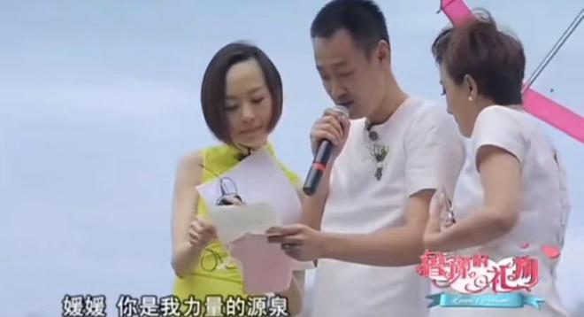 靳东趴在朱媛媛肩上合影，辛柏青反应太好玩，难怪夫妻俩恩爱32年