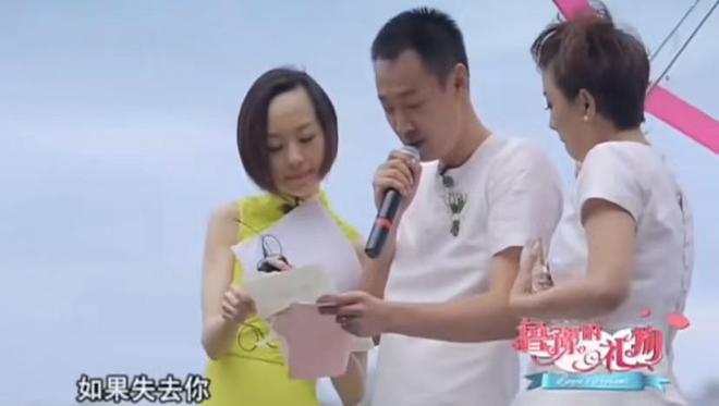 靳东趴在朱媛媛肩上合影，辛柏青反应太好玩，难怪夫妻俩恩爱32年