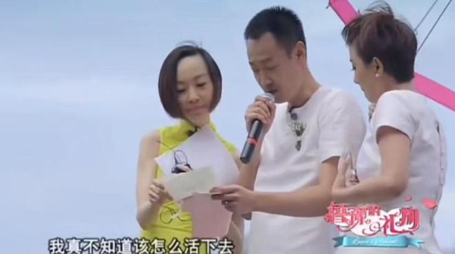 靳东趴在朱媛媛肩上合影，辛柏青反应太好玩，难怪夫妻俩恩爱32年