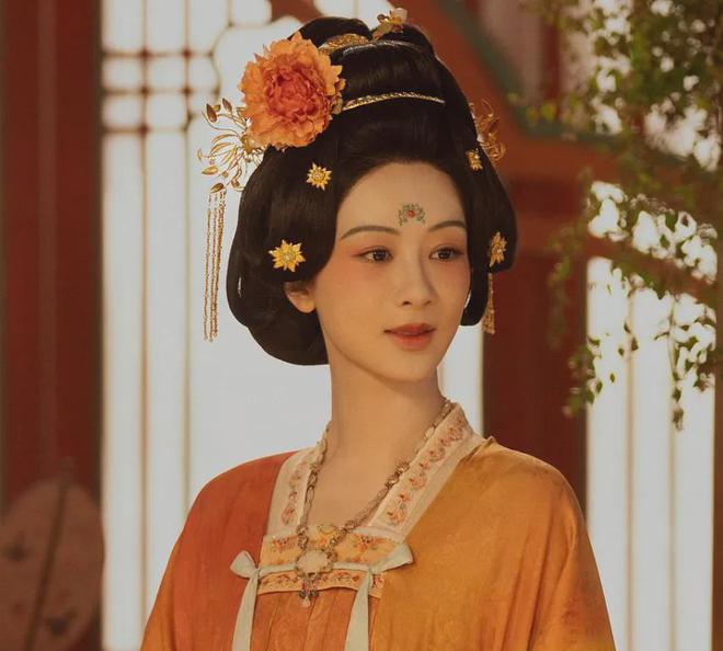 杨紫提名白玉兰奖被吐槽太水，连续两年靠古偶入围，演技有差距