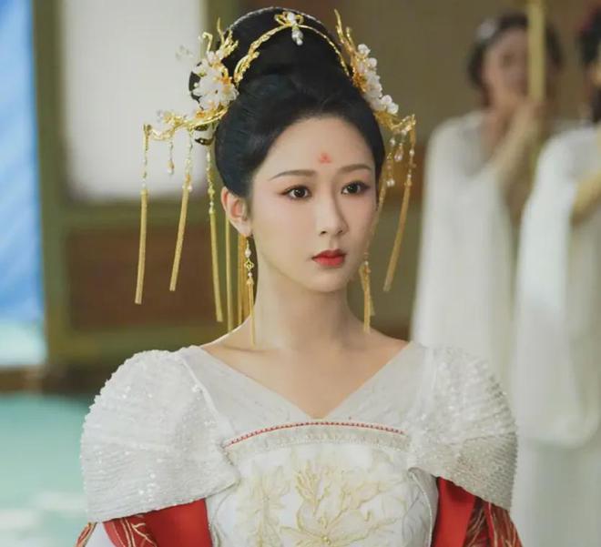 杨紫提名白玉兰奖被吐槽太水，连续两年靠古偶入围，演技有差距