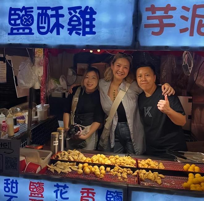 郑欣宜戴百万翡翠项链露面，整个人瘦了好多，笑容灿烂心情好