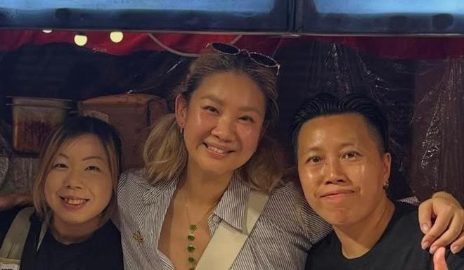 郑欣宜戴百万翡翠项链露面，整个人瘦了好多，笑容灿烂心情好