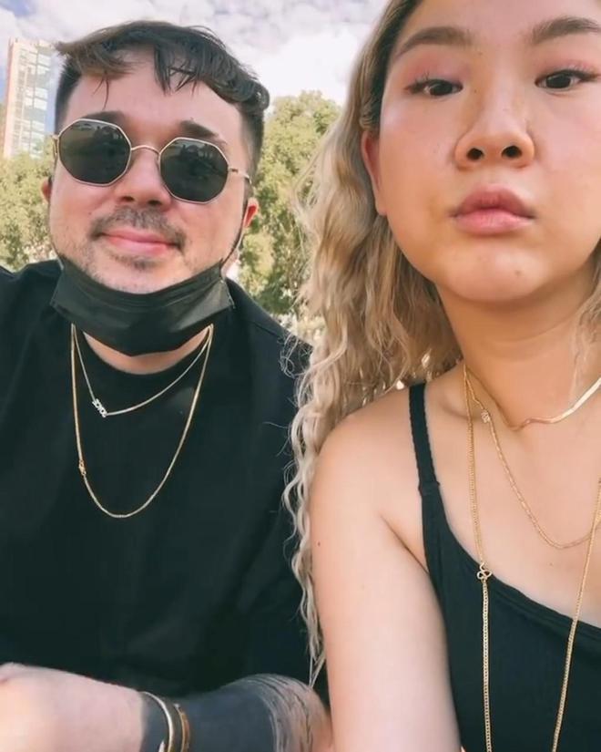 郑欣宜戴百万翡翠项链露面，整个人瘦了好多，笑容灿烂心情好